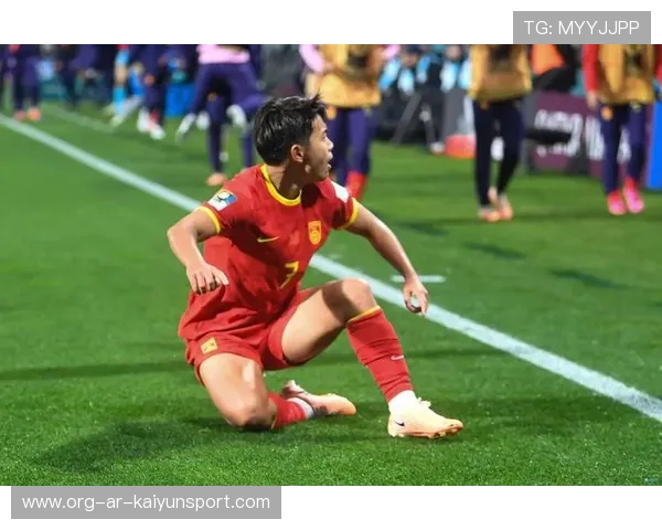 中国女足在比赛中体现出团队拼搏精神，中国女足励志